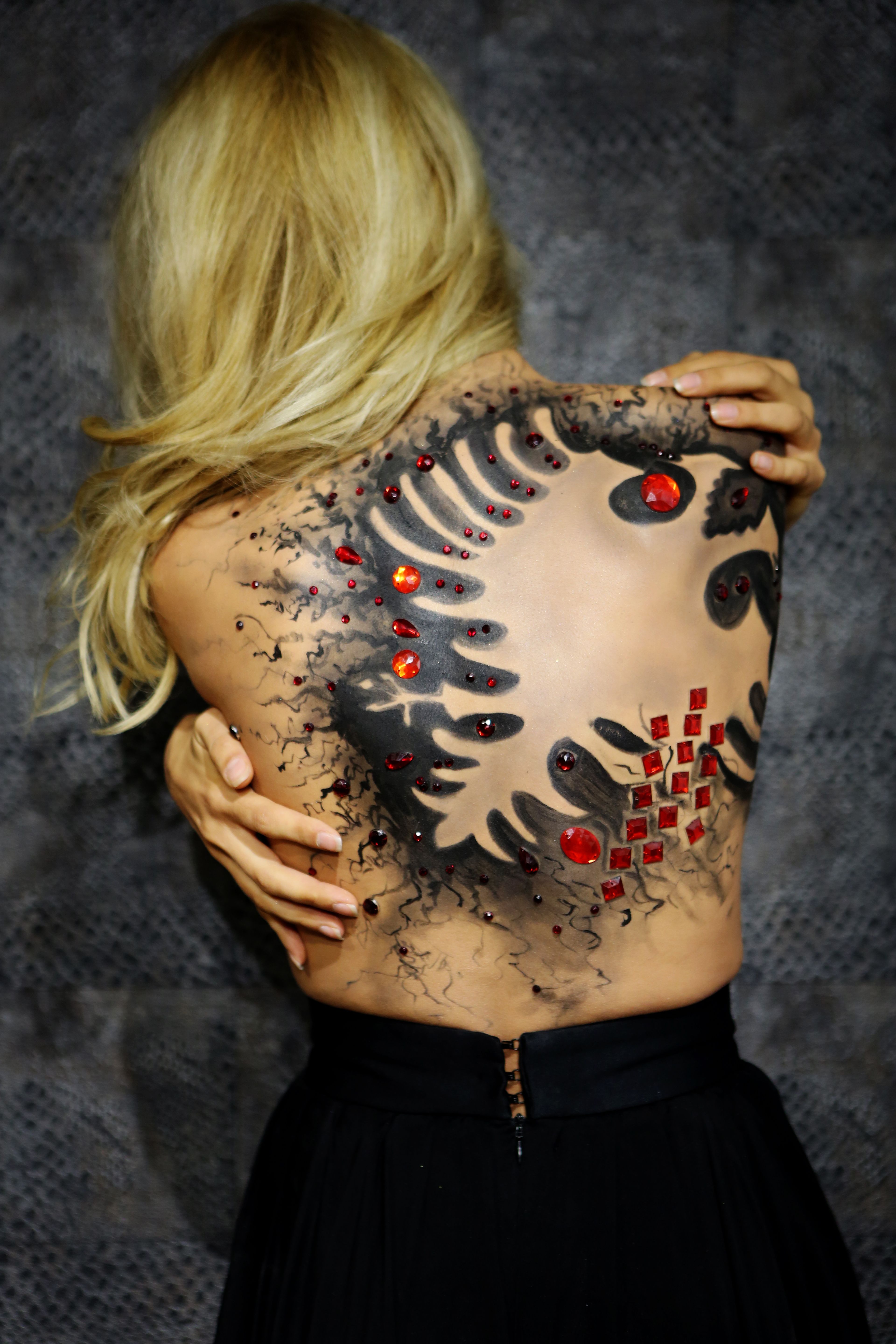 Foto di Arsim A. Berisha da Pexels: https://www.pexels.com/it-it/foto/donna-biondo-tatuaggio-capelli-lunghi-8107749/