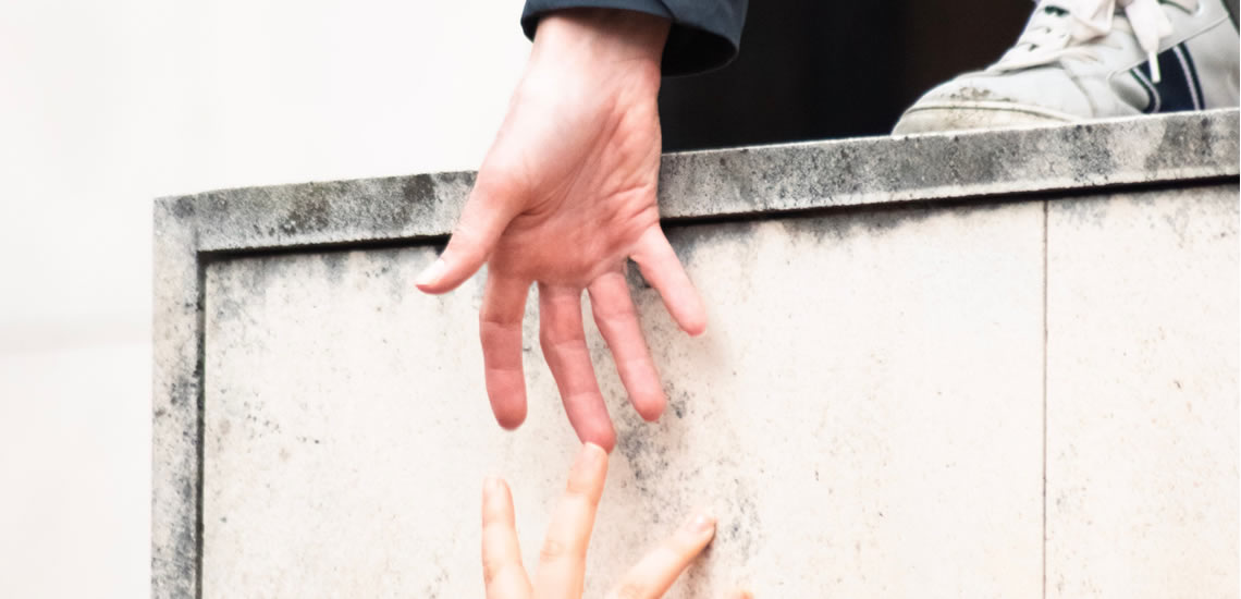 Foto di Cafer Caner Şavli da Pexels: https://www.pexels.com/it-it/foto/una-mano-che-si-protende-oltre-una-sporgenza-all-aperto-38131267/