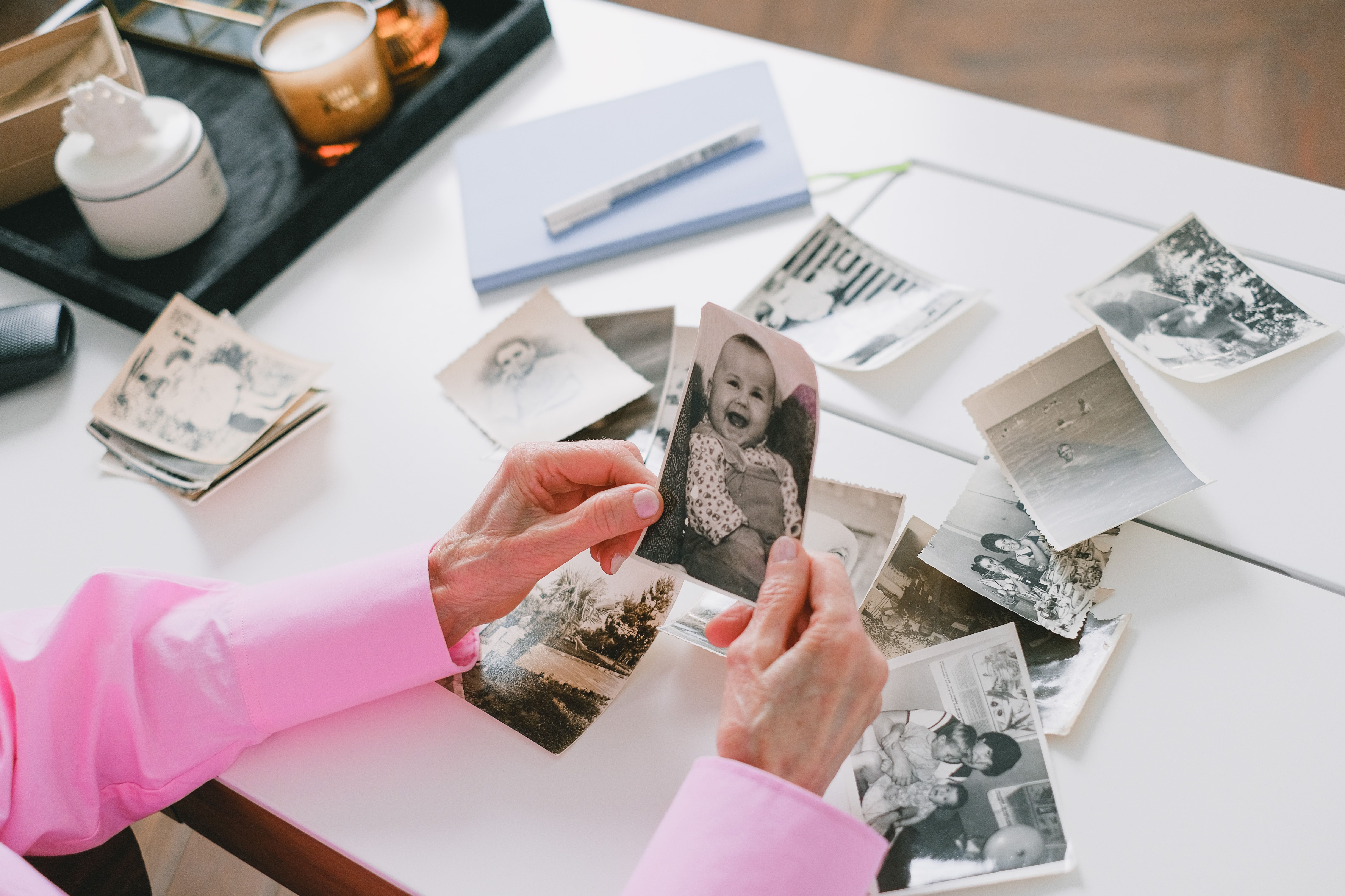 Foto di SHVETS production da Pexels: https://www.pexels.com/it-it/foto/mani-ricordi-fotografie-immagini-7545422/