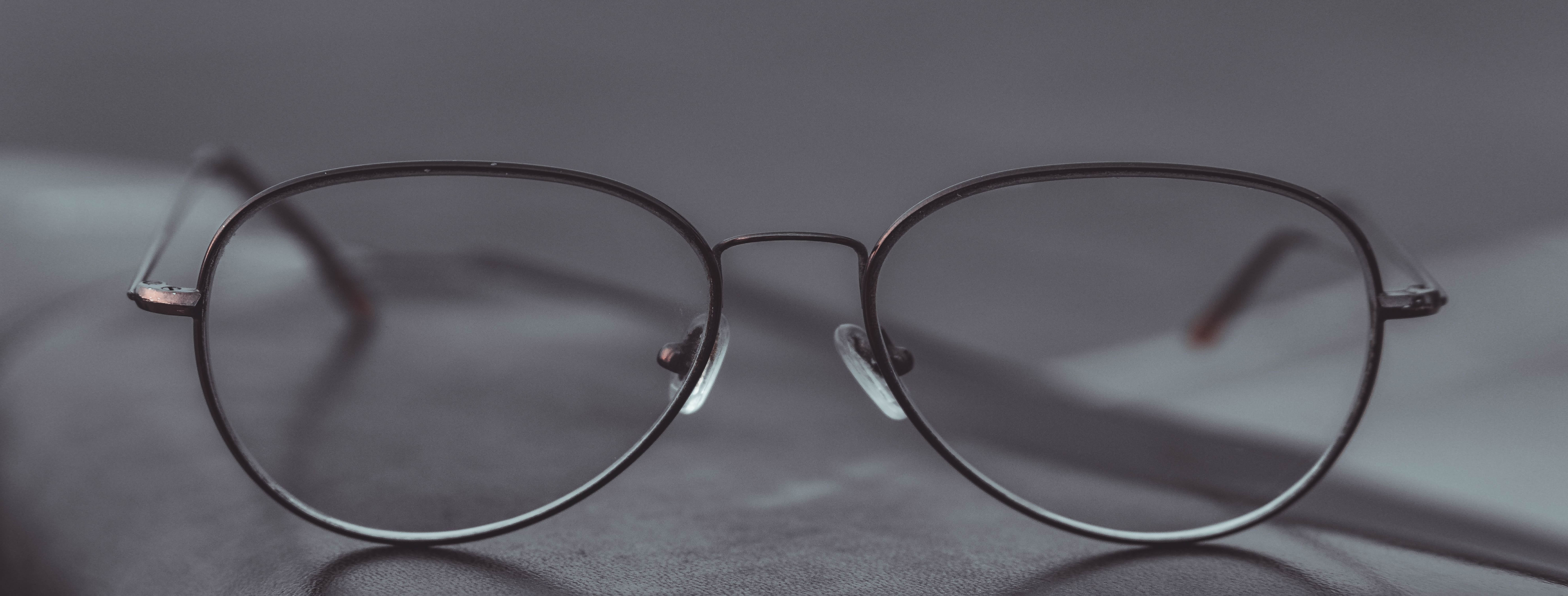 Foto di Pao Dayag da Pexels: https://www.pexels.com/it-it/foto/occhiali-da-vista-con-montatura-color-argento-3042732/
